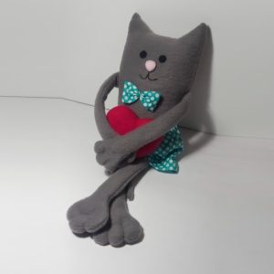М'яка іграшка ручної роботи "Закоханий котик із серцем", сірий